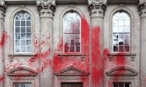 ناشطون يلطخون مبنى تاريخيا بجامعة كامبريدج بالطلاء الأحمر نصرة لفلسطين