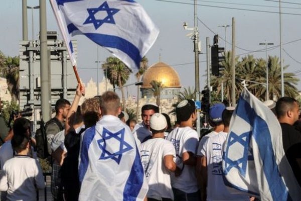 مجموعات متطرفة تهدد برفع علم الاحتلال بكثافة في المسجد الأقصى